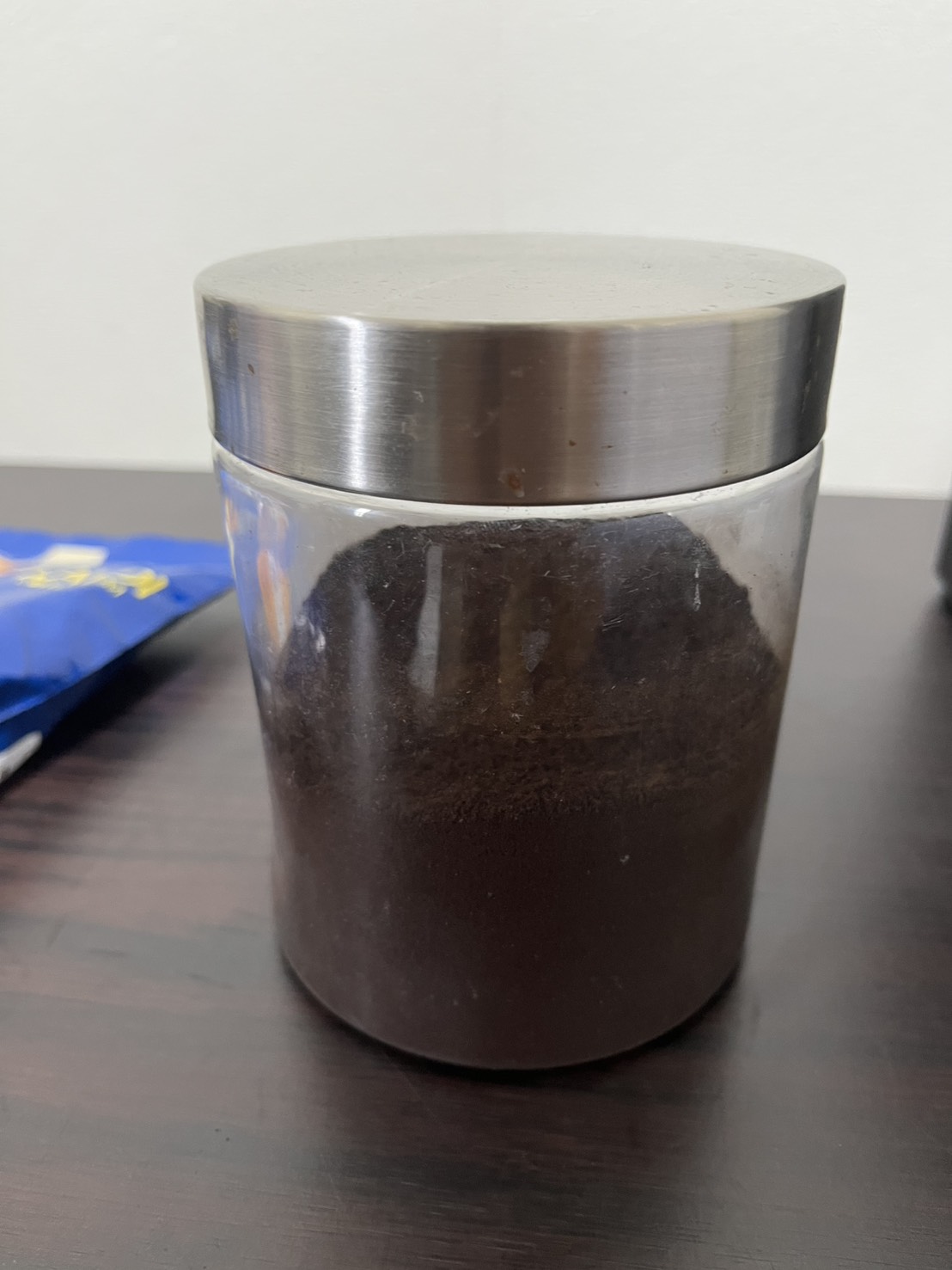 サークルボックスに挽いたコーヒー粉を保存した様子