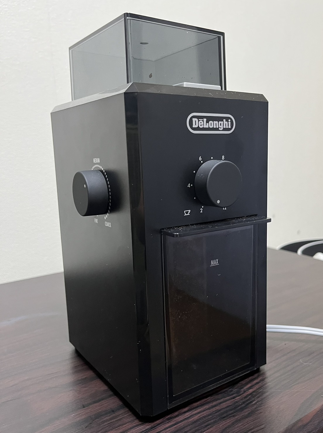 デロンギ KG79J コーヒーグラインダー斜め前方
