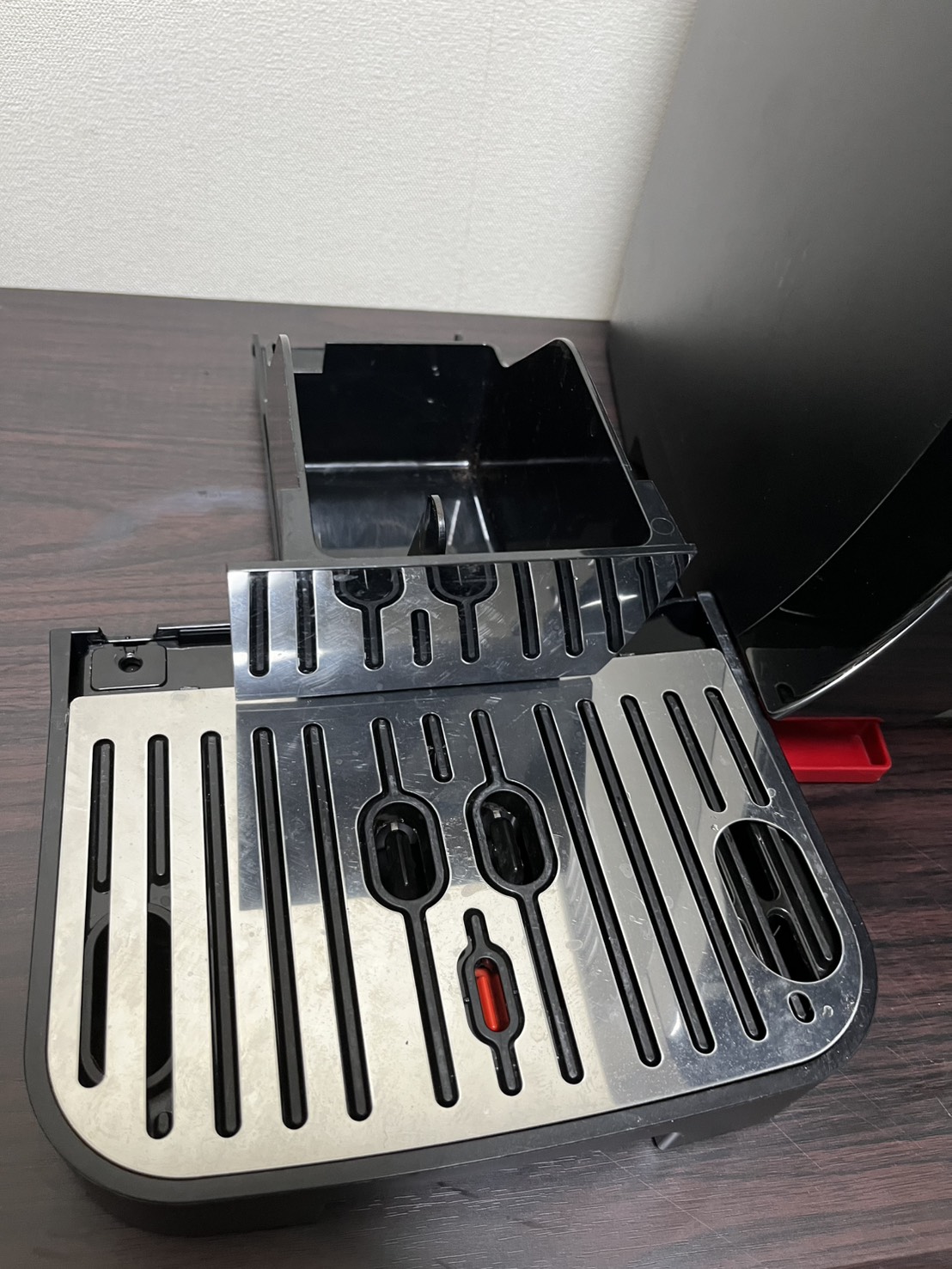 マグニフィカスタートの前方へ引き出した排水トレイと黒いカス受け