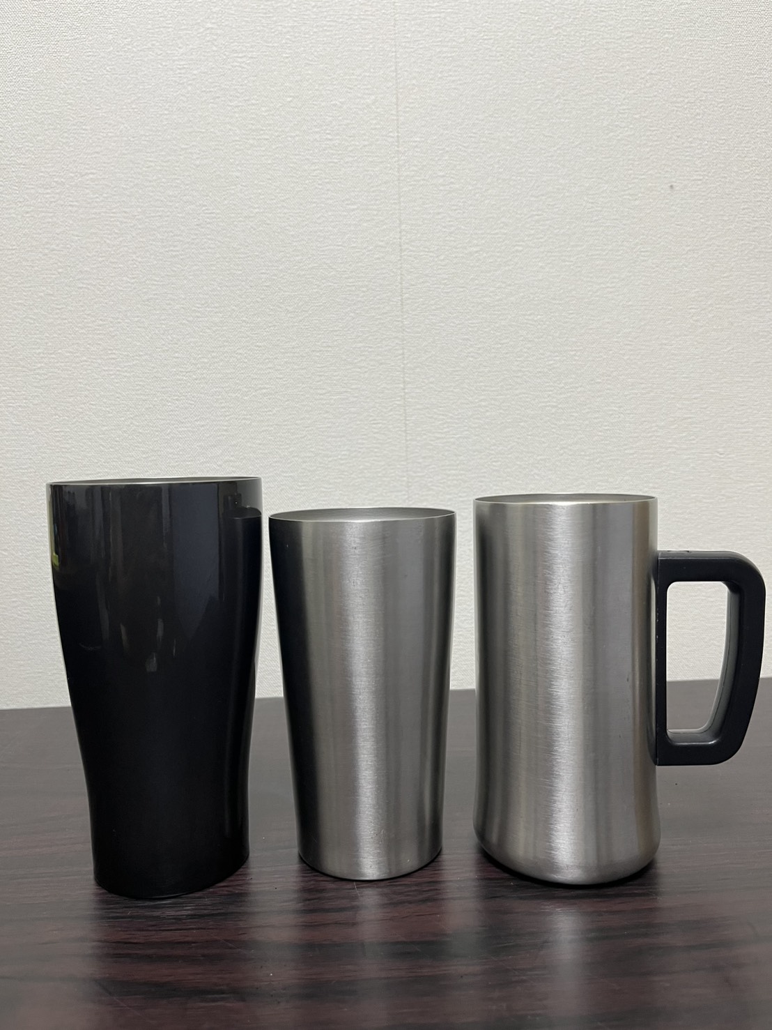 左からサーモスJDY-600C-BK、ステンレスサーモタンブラー450ml、アトラスの持ち手付きビールジョッキタンブラー470mlを並べた写真