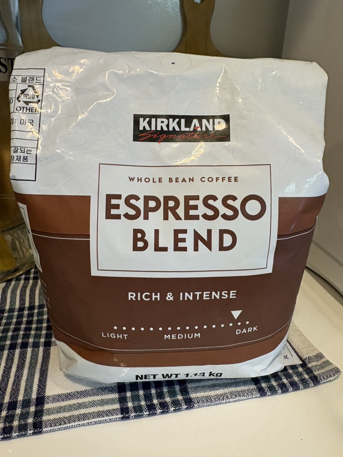 友人が使用しているKIRKLAND Espresso Blend表面パッケージ