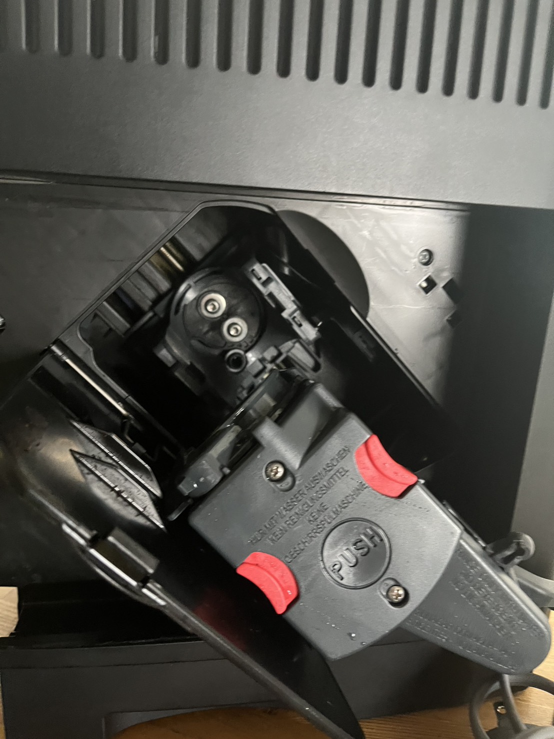 マグニフィカ スタートECAM22020の側面を開けて抽出ユニットを取り外す様子