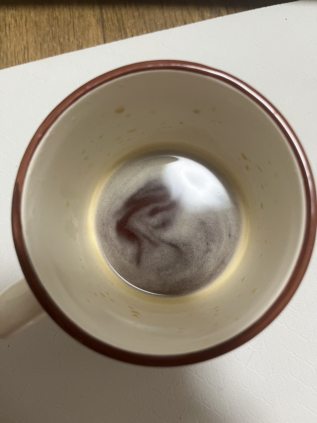 通常のマグニフィカSで抽出したデカフェのエスプレッソと表面のクレマ