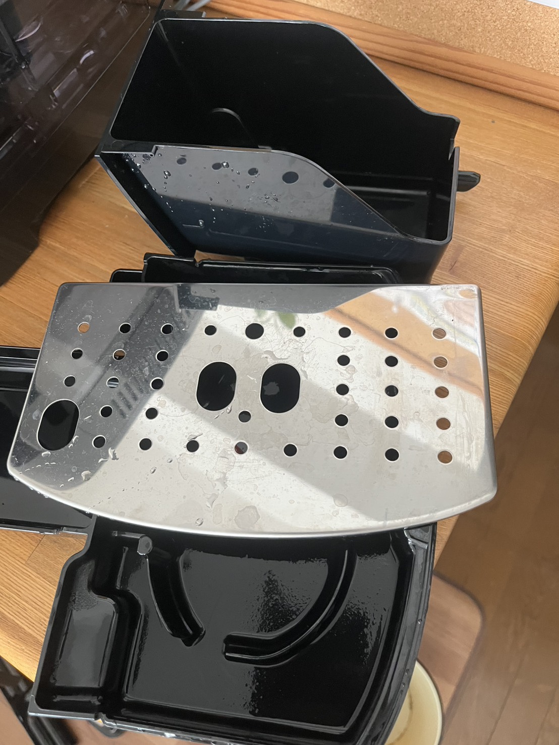 通常のマグニフィカSから外した排水トレイとカス受けを並べた様子