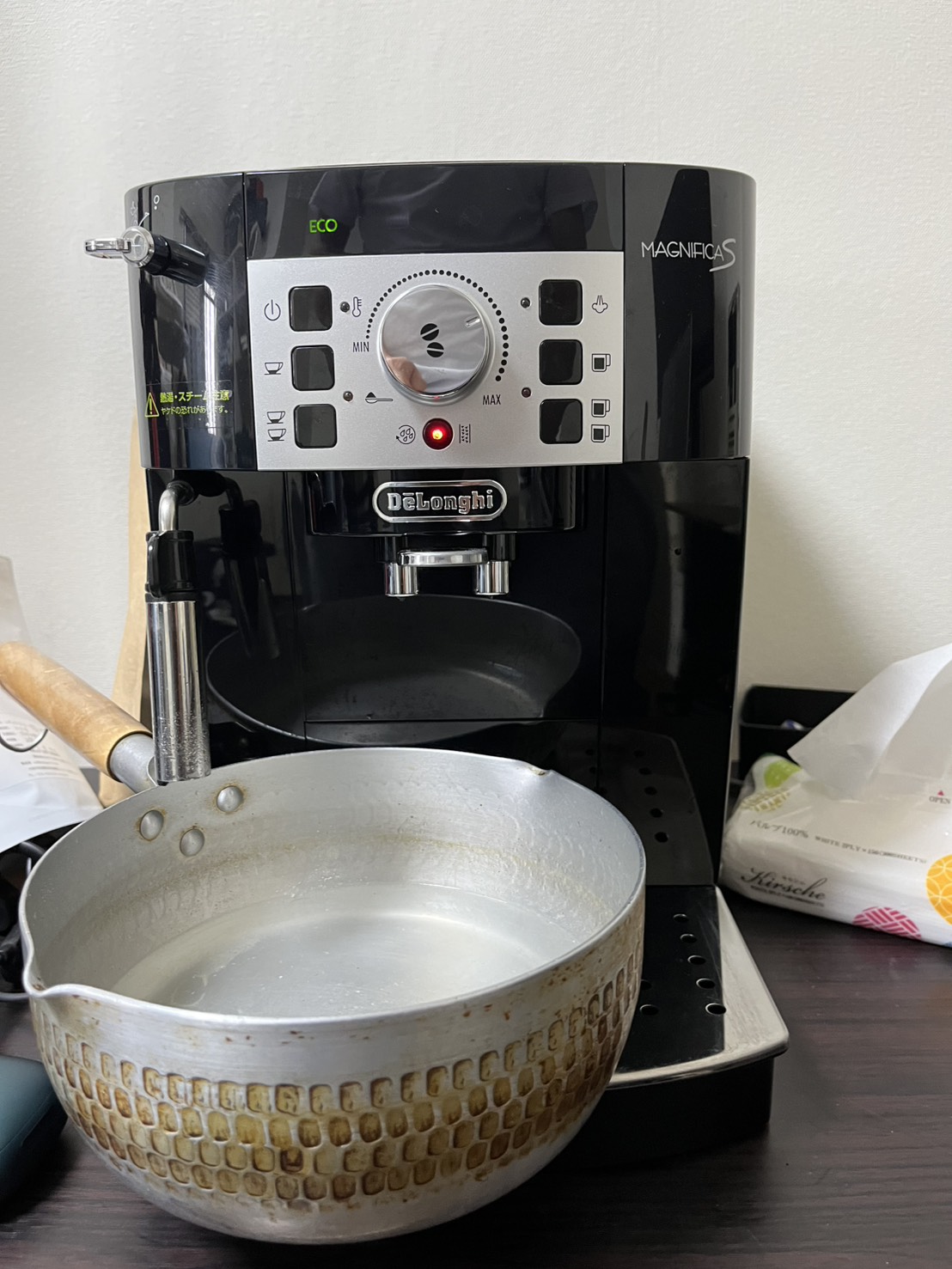 マグニフィカSの除石灰作業中に本体前の容器で排水を受けている様子