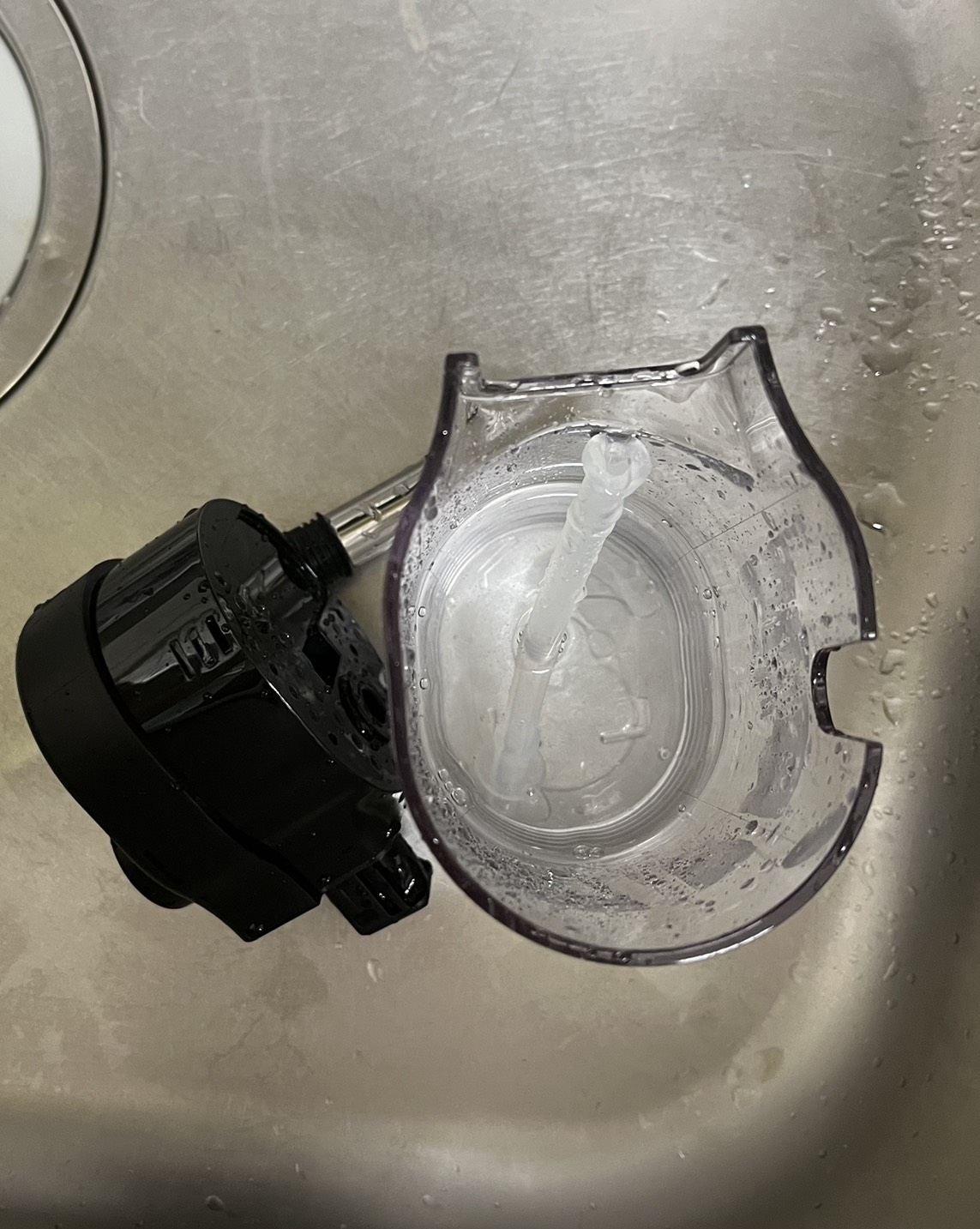 自動ミルク使用後のお手入れ例としてエレッタ エクスプロアのミルクコンテナを洗浄している様子